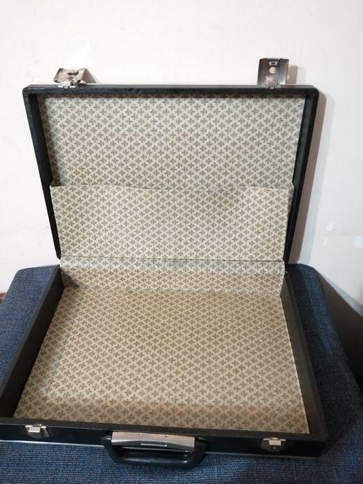 Черен куфар за документи