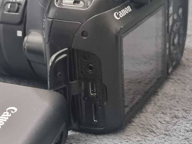 Aparat Foto Canon EOS 1100D, Geantă, Încărcător, Baterie, Cablu, Card