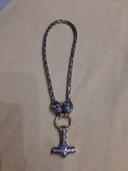 Colier Viking din mitologia nordica cu lup si ciocanul lui Thor