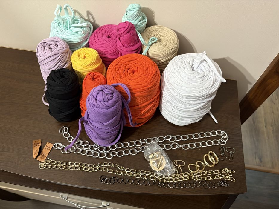 Лот текстилни прежди и аксесоари