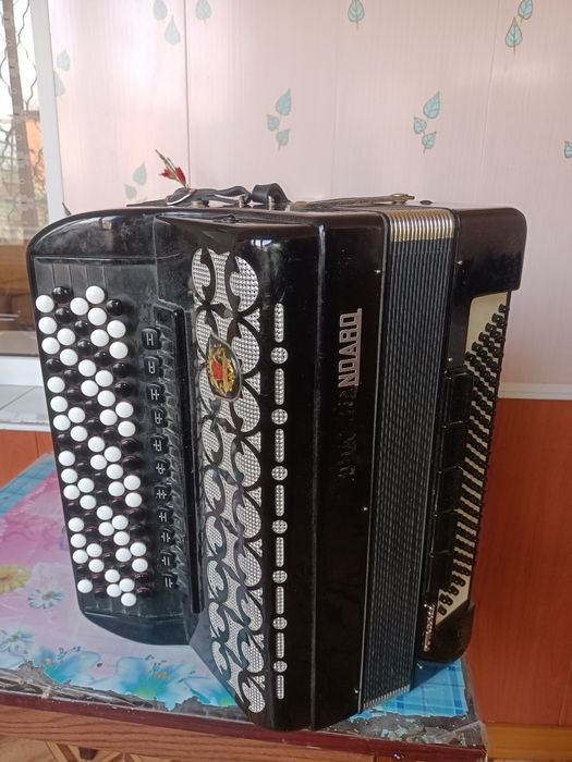 Продам баян royal standard срочно