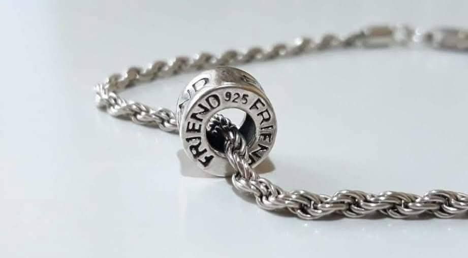 Bratara din argint 925, impreuna cu un charm inscriptionat cu friend