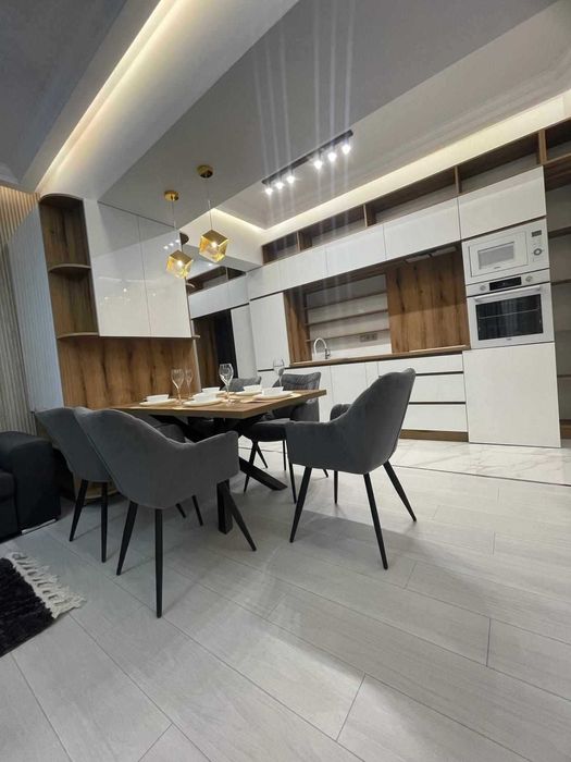 Дава се под наем Тристаен апартамент в София, Център - 100 кв.м за 1700 € - Снимка #1