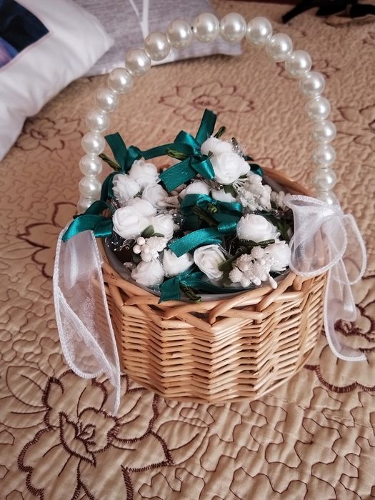 Flori de prins în piept și brățări de nuntă