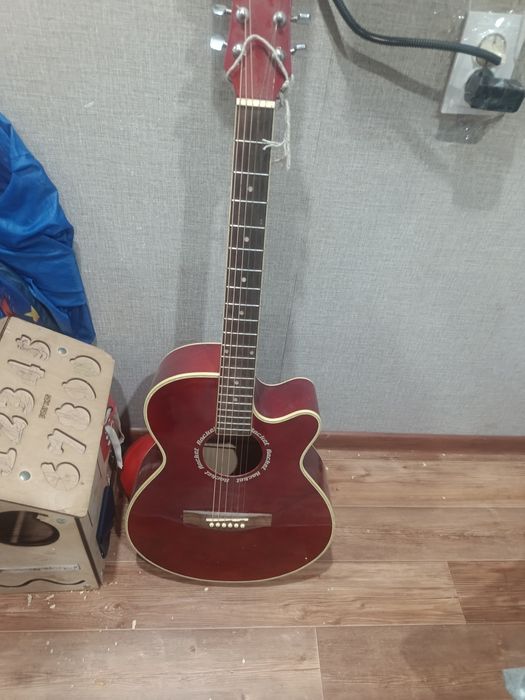 Гитара продам срочно.