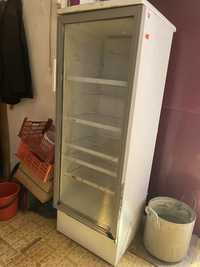 Продам холодильную витрину