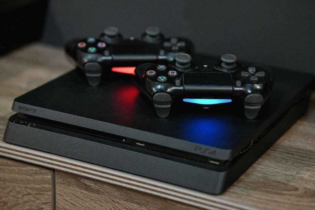 Продам срочно Sony PlayStation 4