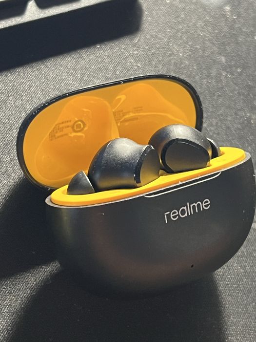 Продам беспроводные наушники Realme buds T110