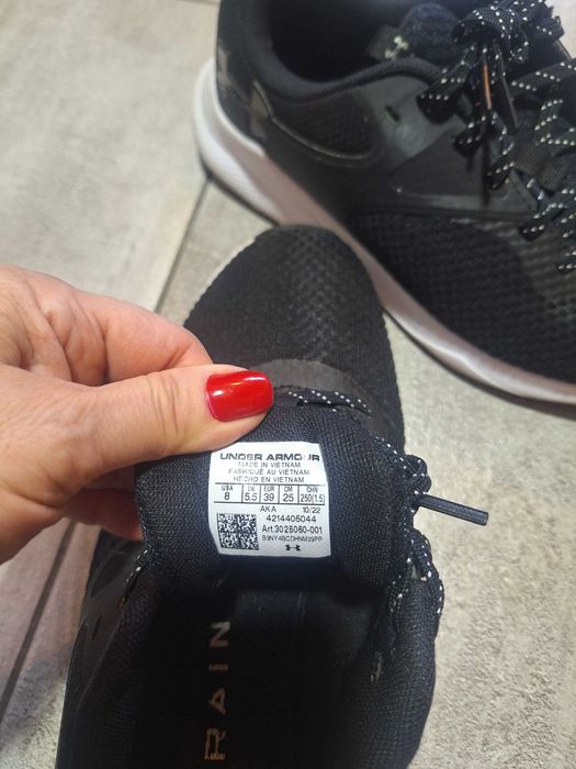 Adidasi Under Armour, nr.39, intr-o stare foarte buna,aproape noi