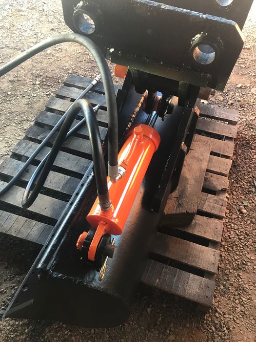 Cupa taluz inclinabila Buldoexcavator/ Excavator 5-8 t