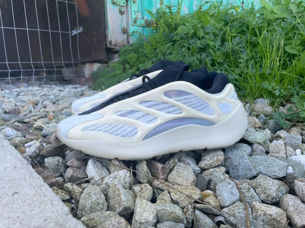 Adidas YEEZY 700 V3 "Azael"