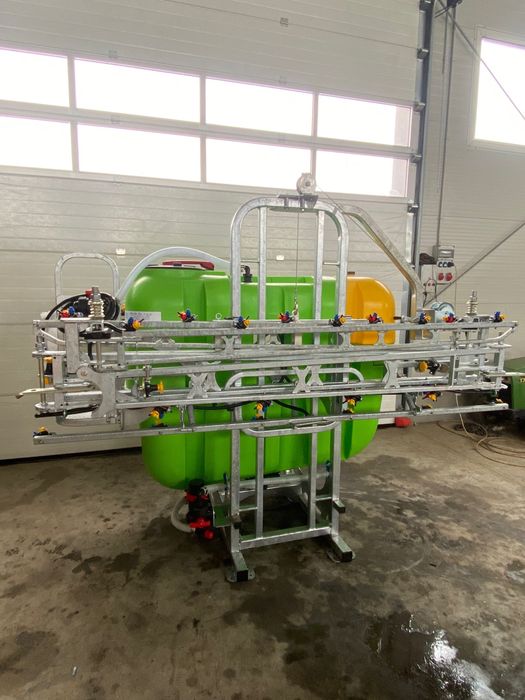 Met erbicidat Tolmet 800 l x12m x3 diuze . Pulverizator . Semanatoare