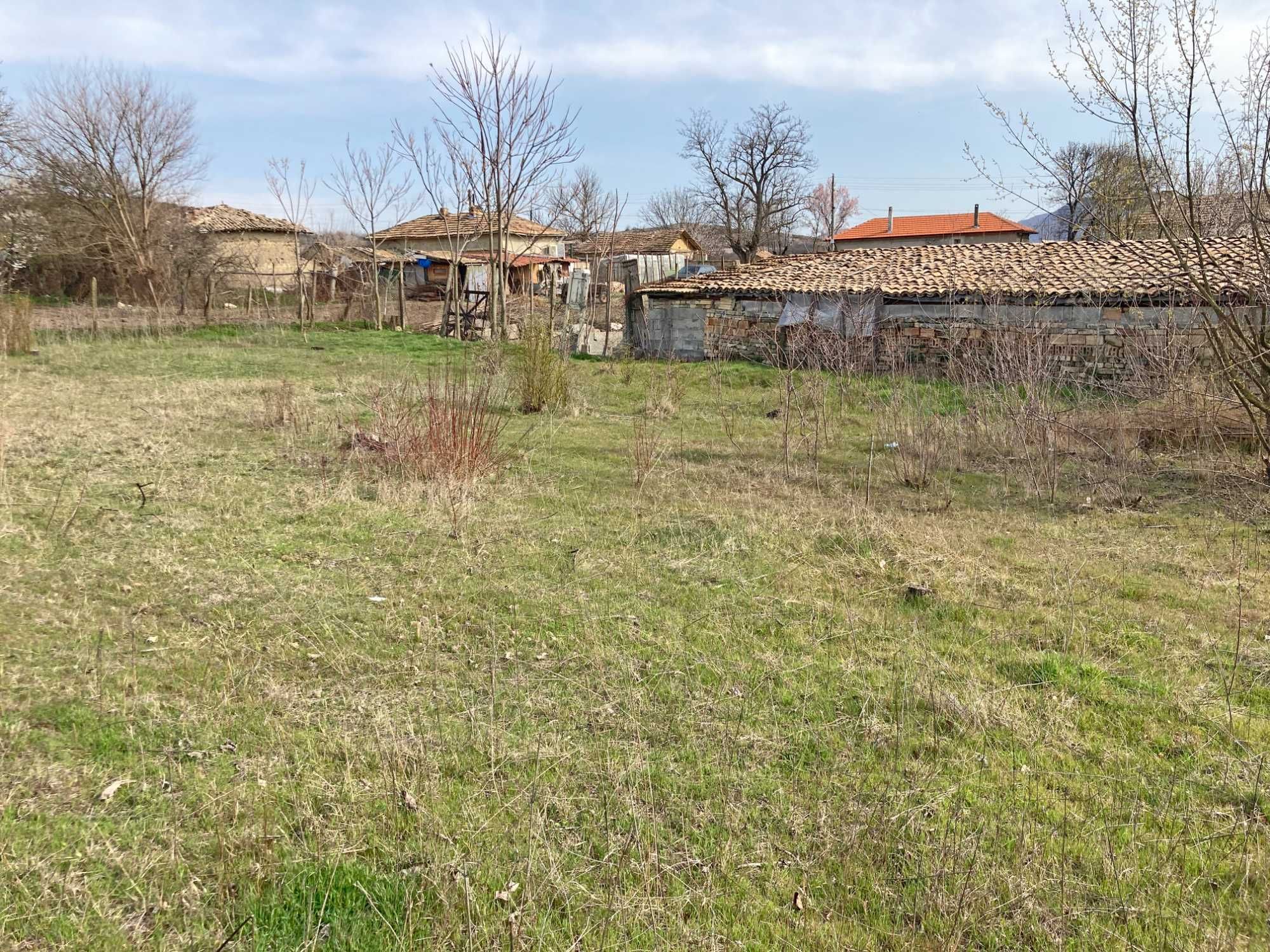 Продава парцел 1 дка в с. Енево (общ. Нови пазар, обл. Шумен). С вода!