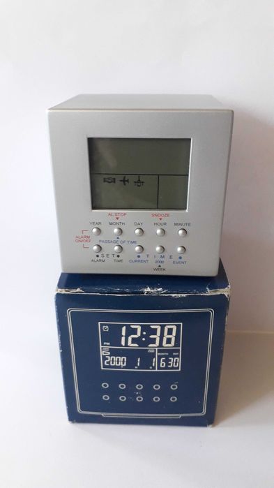 часовник антикварен, куб марка Рееко  Reeko, будилник, календар