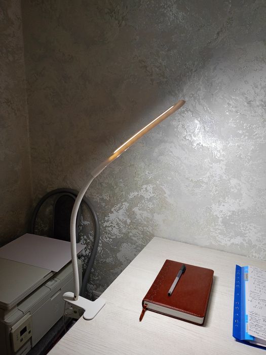 Настольная светодиодная лампа с гибкой ножкой и прищепкой