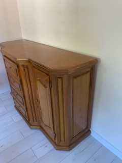 Продавам скрин от черешово дърво