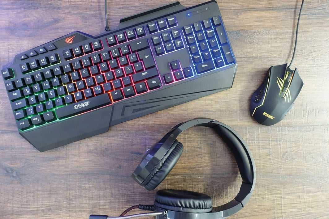 Геймърска клавиатура SCHWAIGER Gaming Tastatur GT108, RGB подсветка