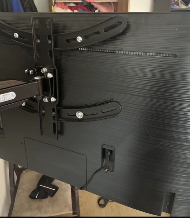 Televizor Samsung 4K Ultra HD 7seria cu suport de perete