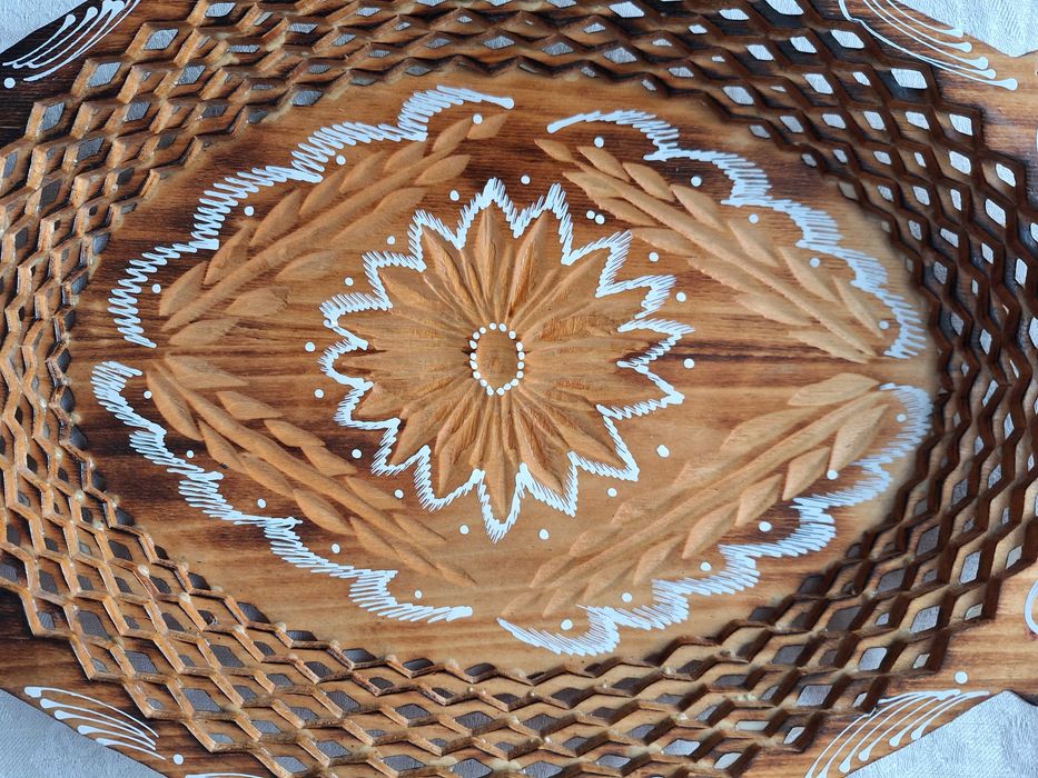 Tava decor confectionata din lemn traforat si pictat - veche