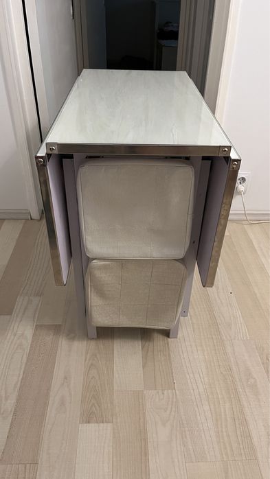 Masa cu scaune si scaune bar