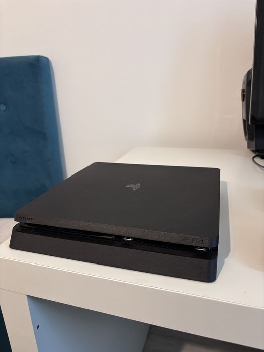 Playstation 4 Slim + 2 controllere + jocuri