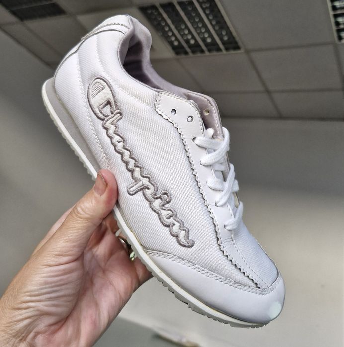 Vând adidași champion