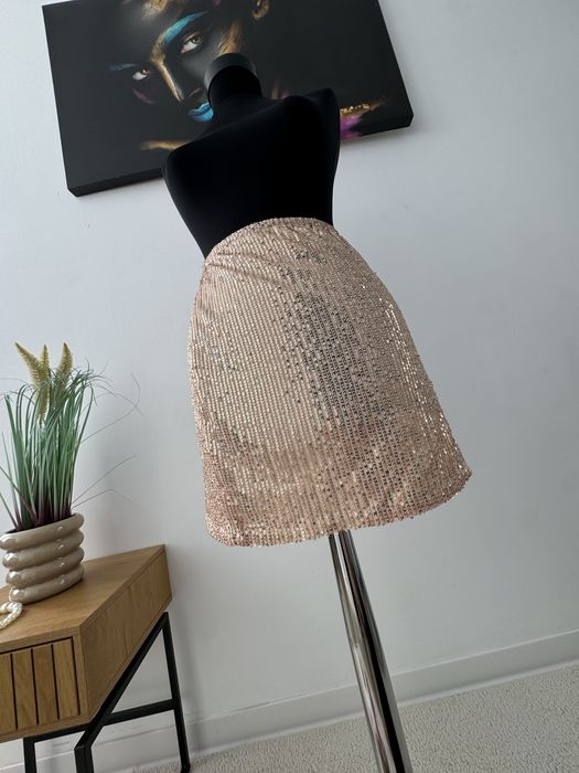 Fusta boohoo-noua, cu eticheta