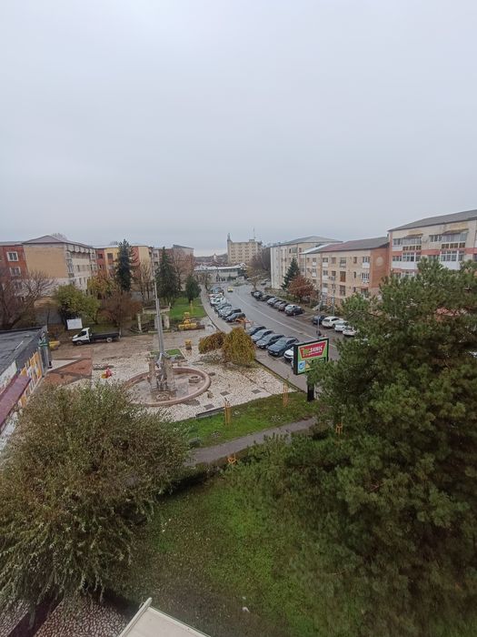 INCHIRIEZ APARTAMENT cu 3 camere in centru