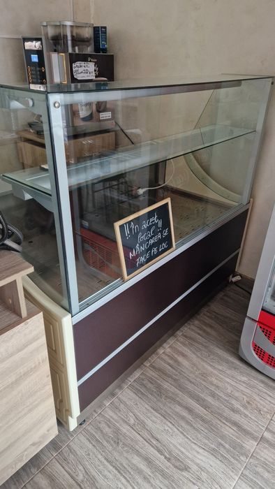 Vand sau schimb vitrina calda