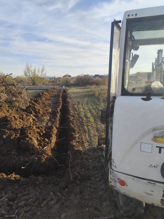 Miniexcavator de inchiriat