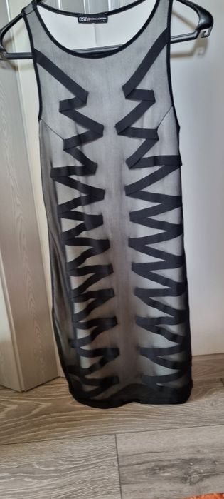 Rochie casual alb cu negru.