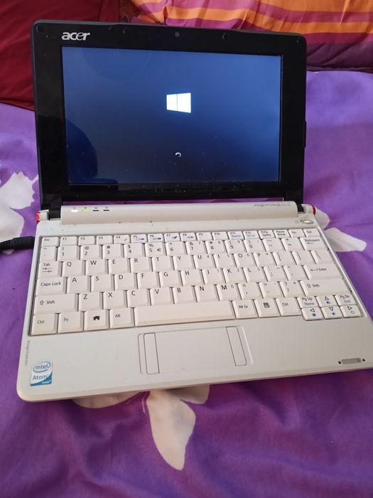 Vand laptop alb în stare perfecta
