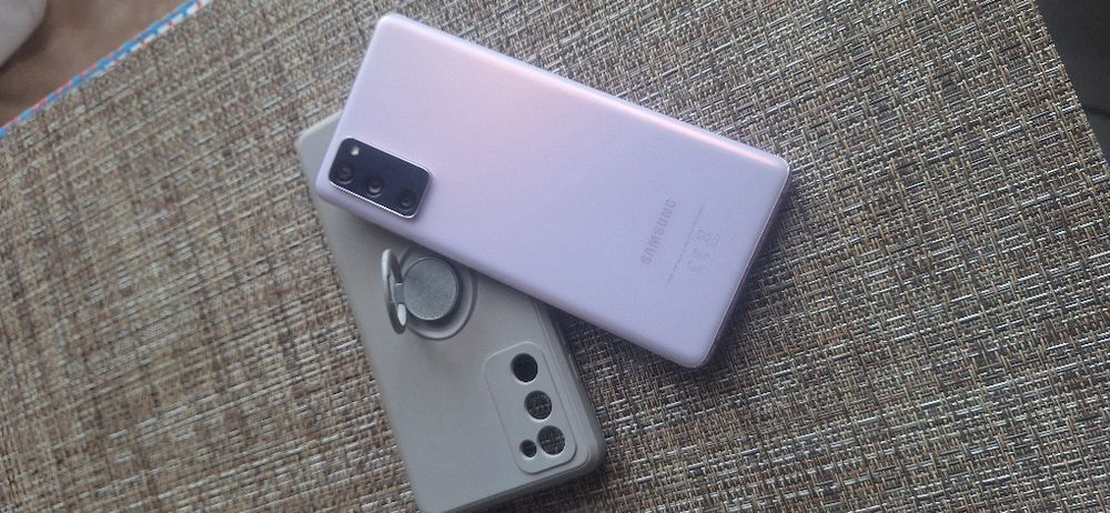 Samsung s20 folosit foarte puțin