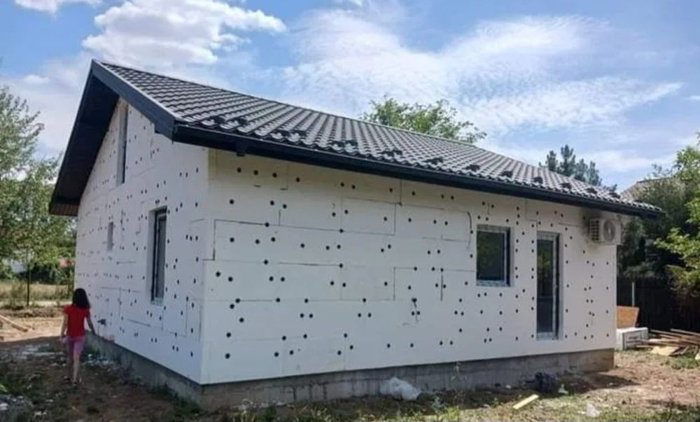 vând case din structura metalică su panouri sandwich