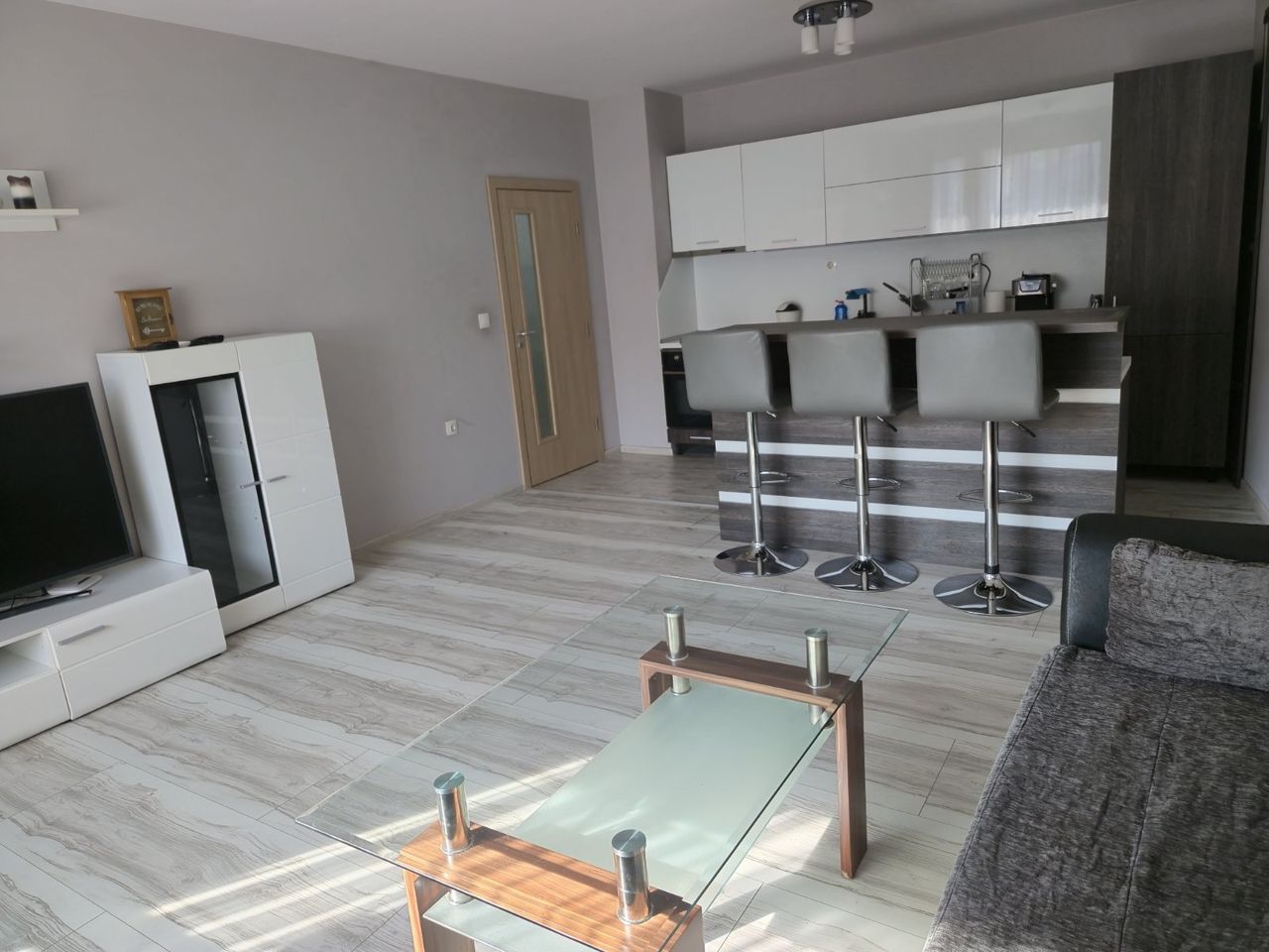 Дава се под наем Тристаен апартамент в Асеновград - 97 кв.м за 357 € - Снимка #3