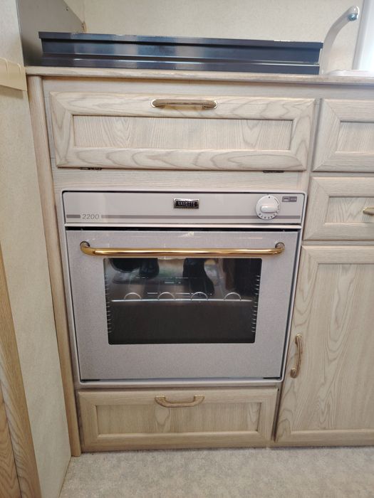 Продава се Каравана LUNAR KING 472