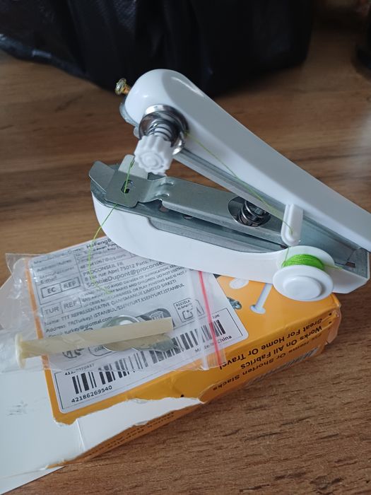 Продаётся мини портативная ручная швейная машинка обсолютно новая.