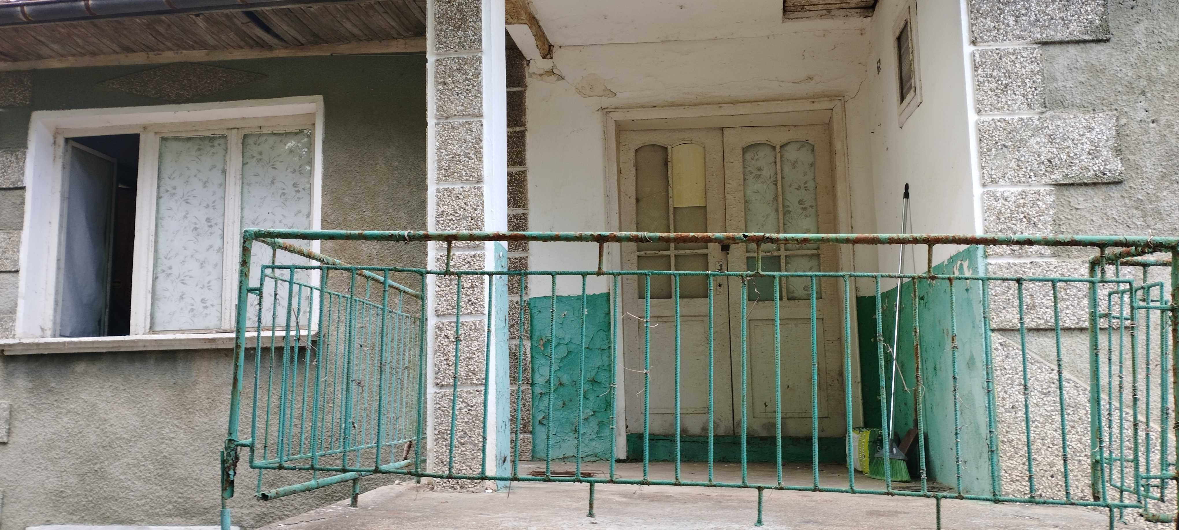 Къща за ремонт върху парцел от 1000 м²