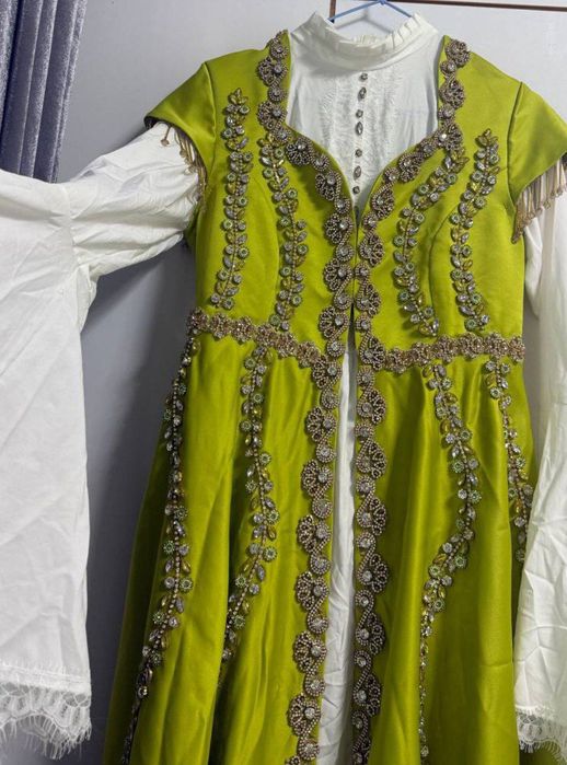 Ansambil, 1marta kiyilgan. To'n, baza va diademasi bilan birga