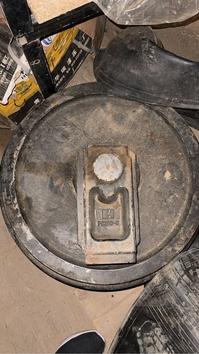 Колесо направляющее на эксковатор PC200-8 Komatsu