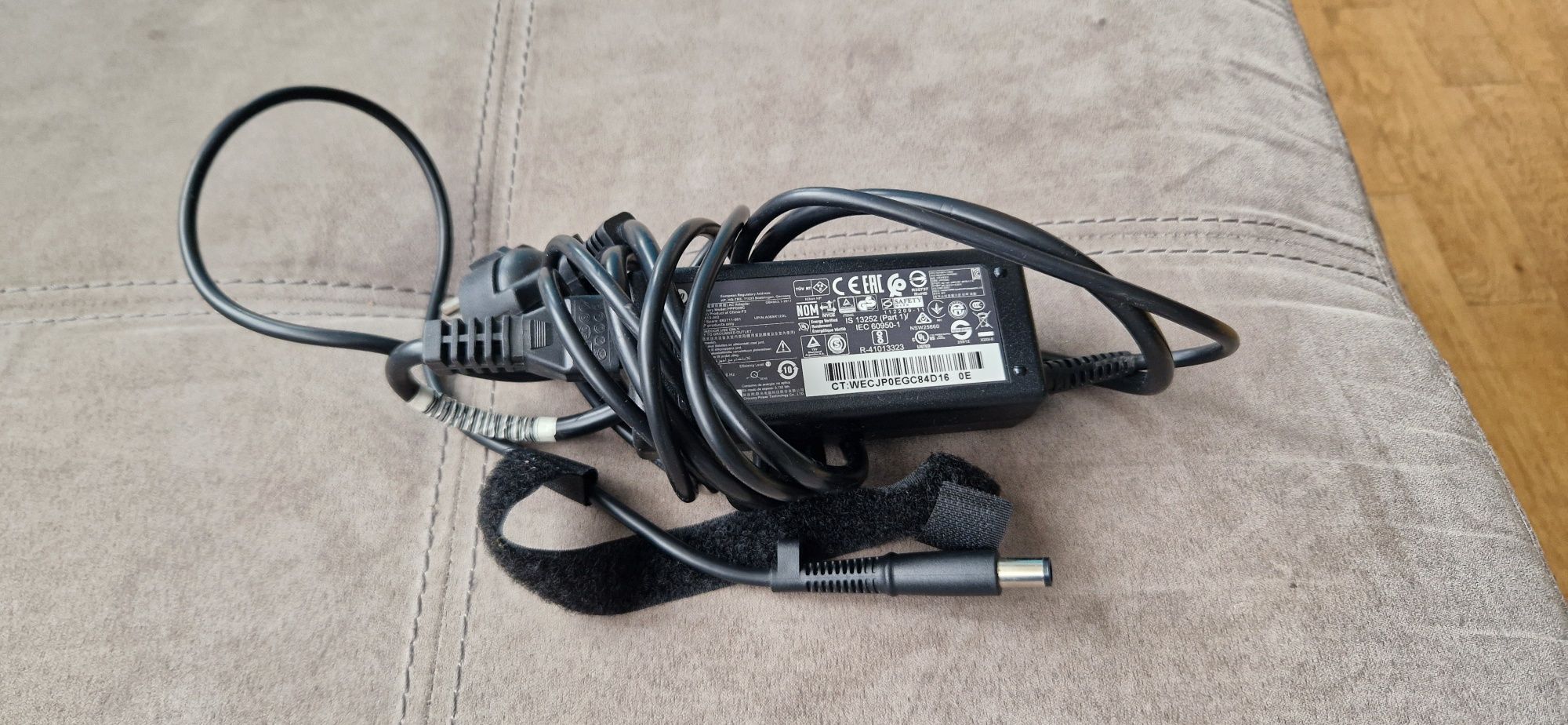 Зарядно HP 65W за лаптоп/докинг станция