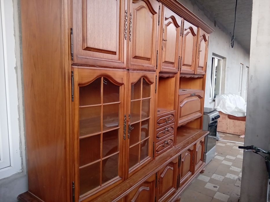 Vând dulap de sufragerie în stare bună 500 negociabil