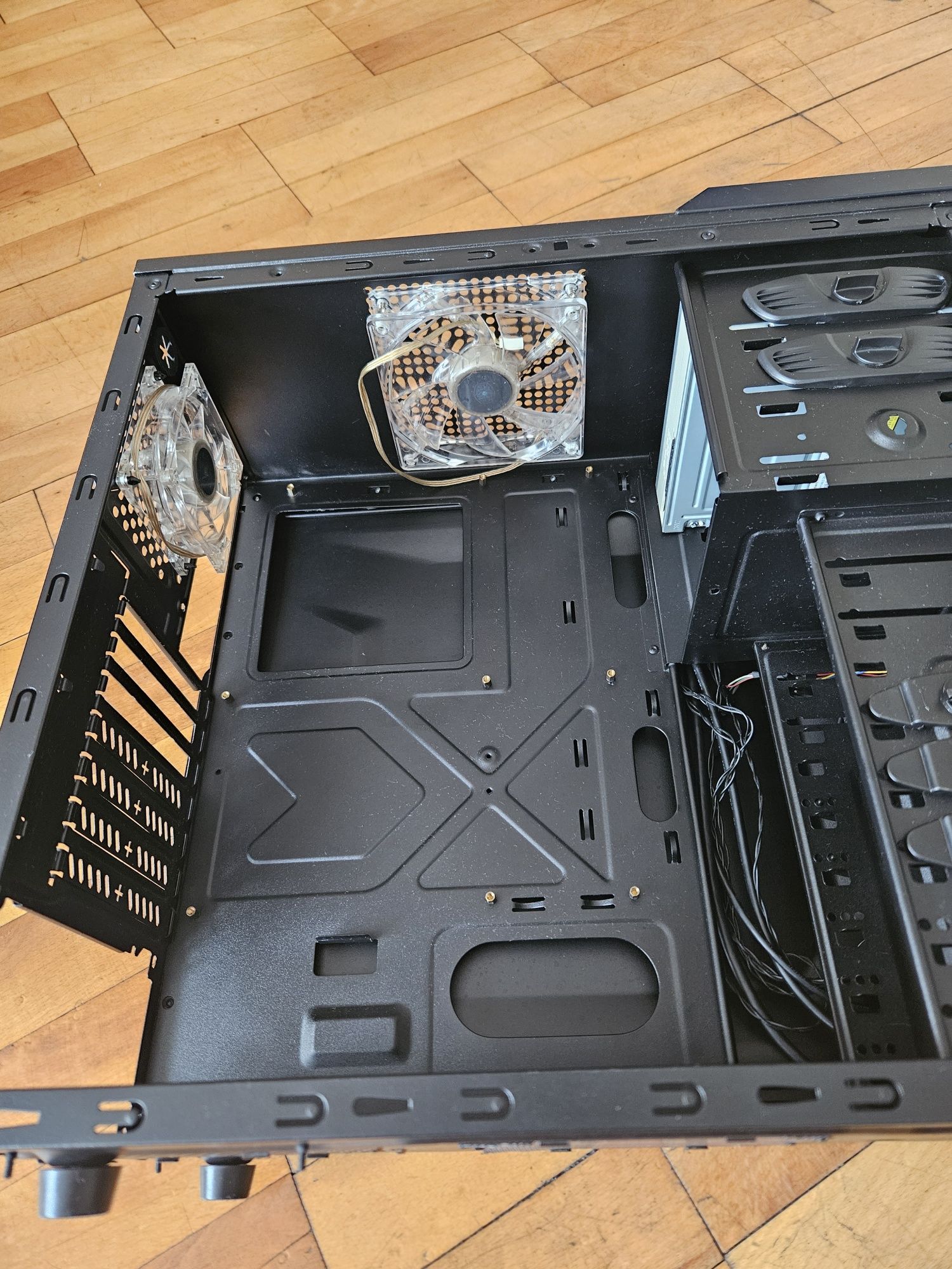 Carcasa PC Cooler Master iluminata