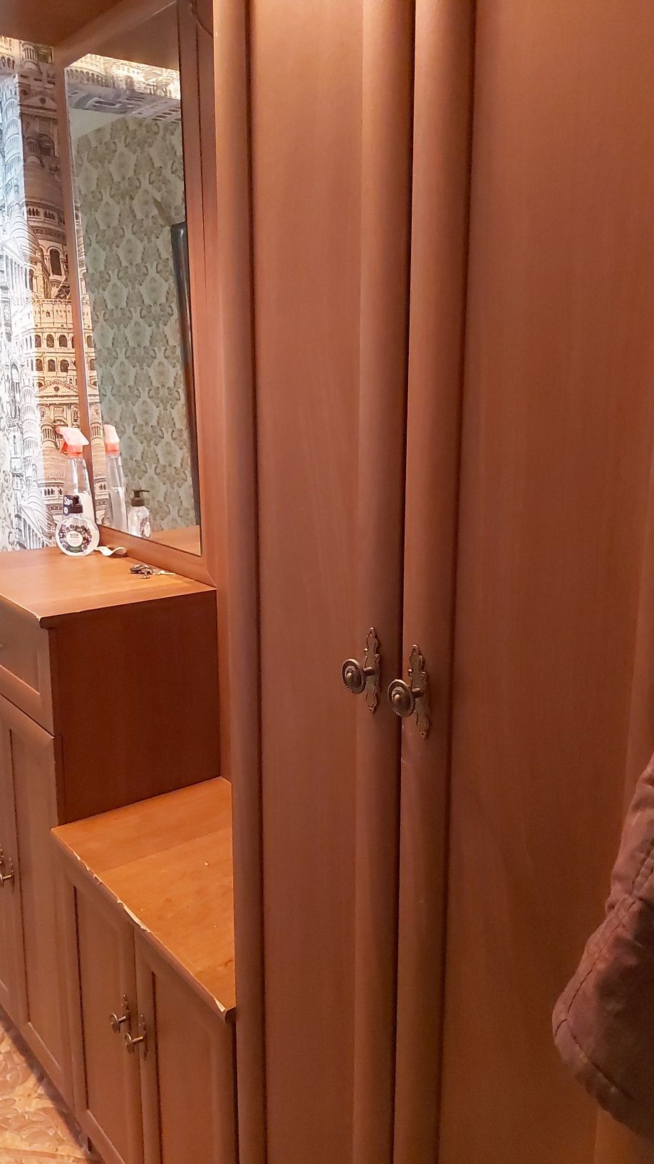 Срочно продается прихожая шкаф в хорошем состояние.
