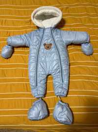 Зимен космонавт със ръкавици