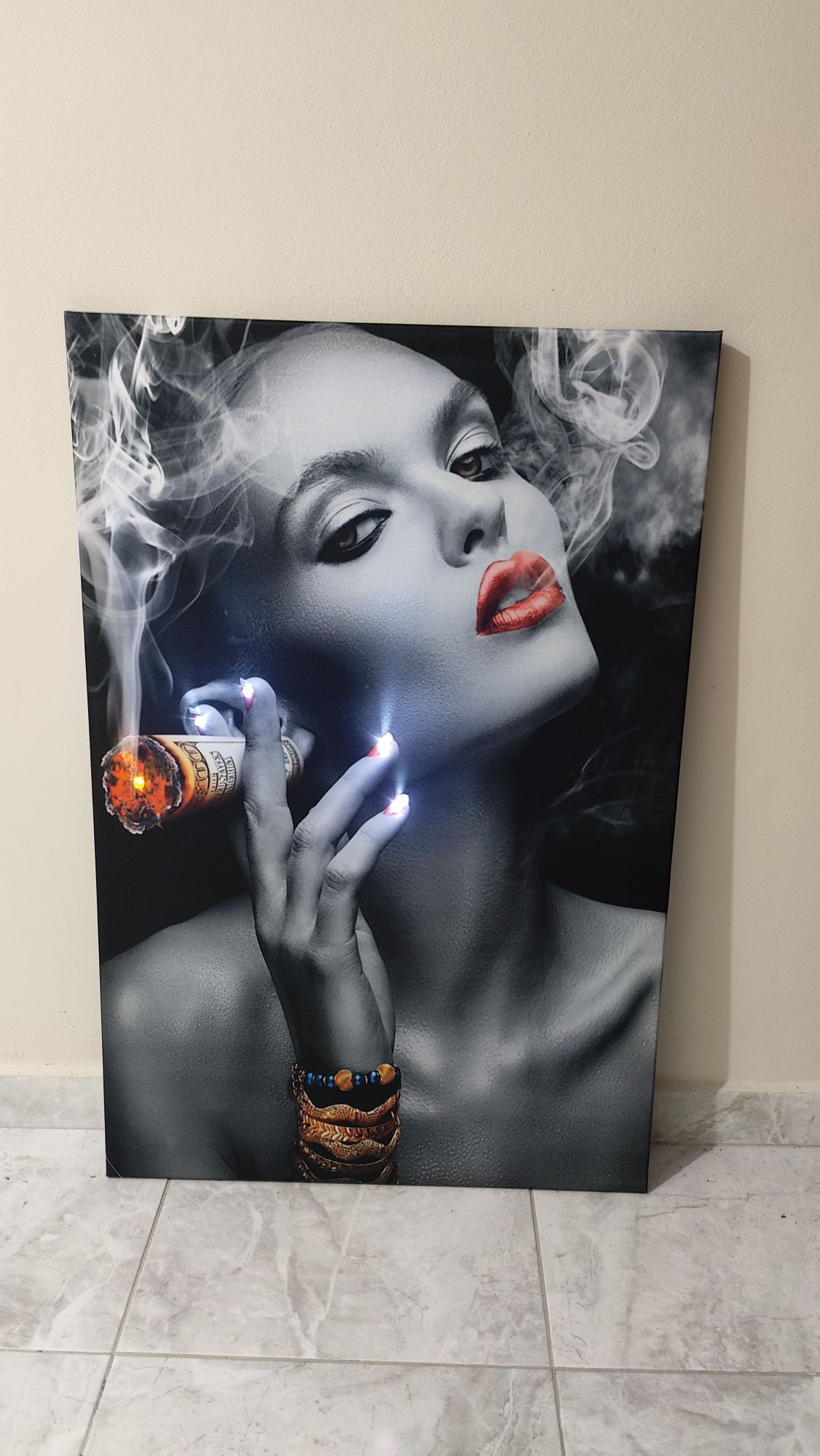 Светеща картина с LED осветление - жената с цигарата