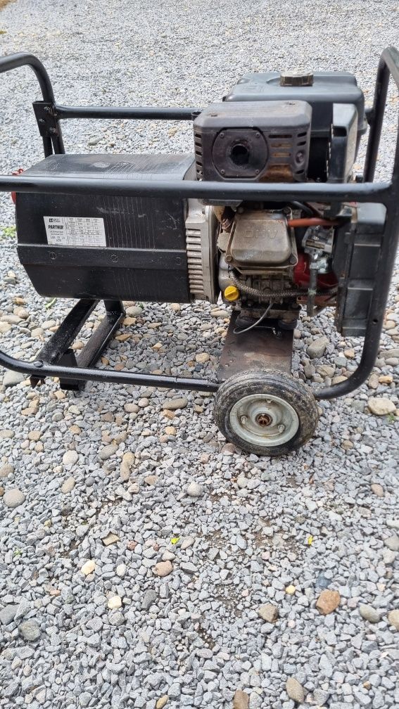 Vând generator trifazic 380 și 220