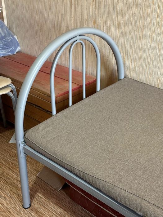 Одместная кровать с металлическим каркасом и матрасом. Срочно!