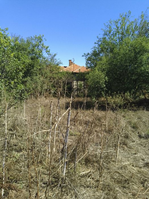 Имот подходящ за фотоволтаици - Къща с 1 500 кв. м. двор