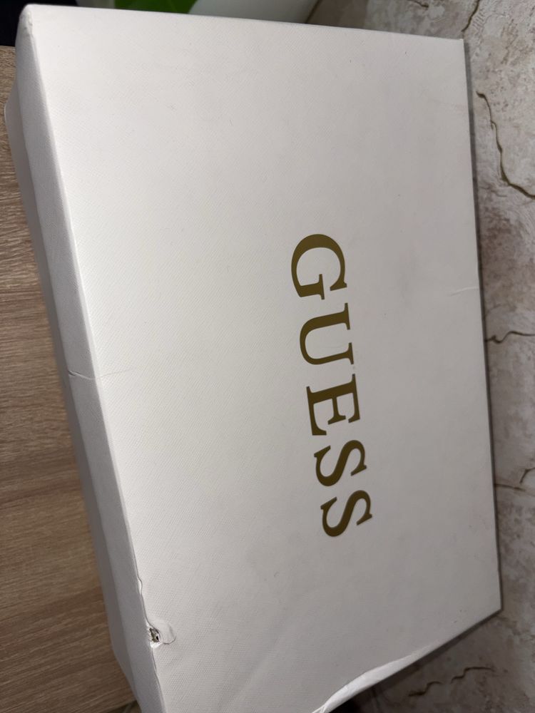 Продавам Guess обувки